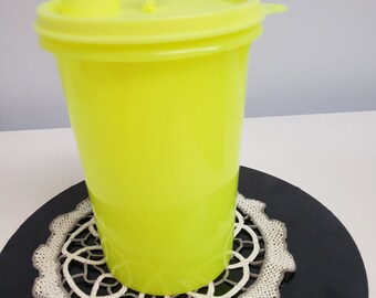 Pote Tupperware amarelo neon para sucos