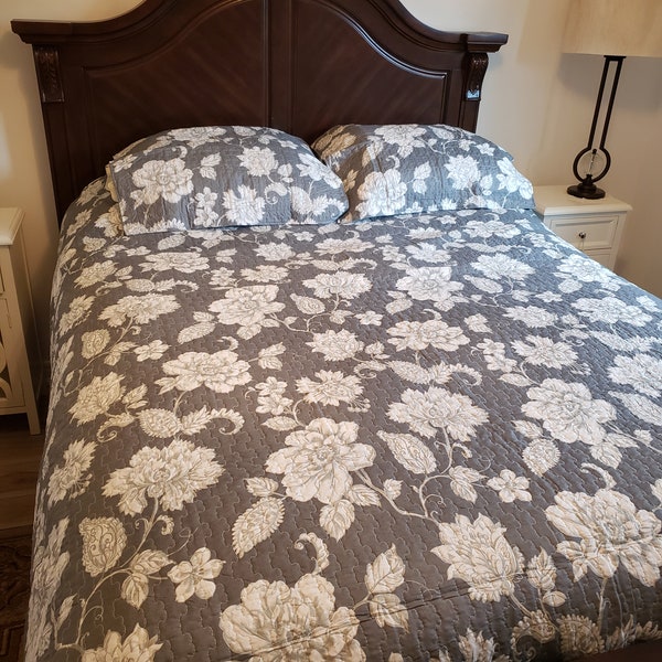 BED SPREAD Gray and White  Floral