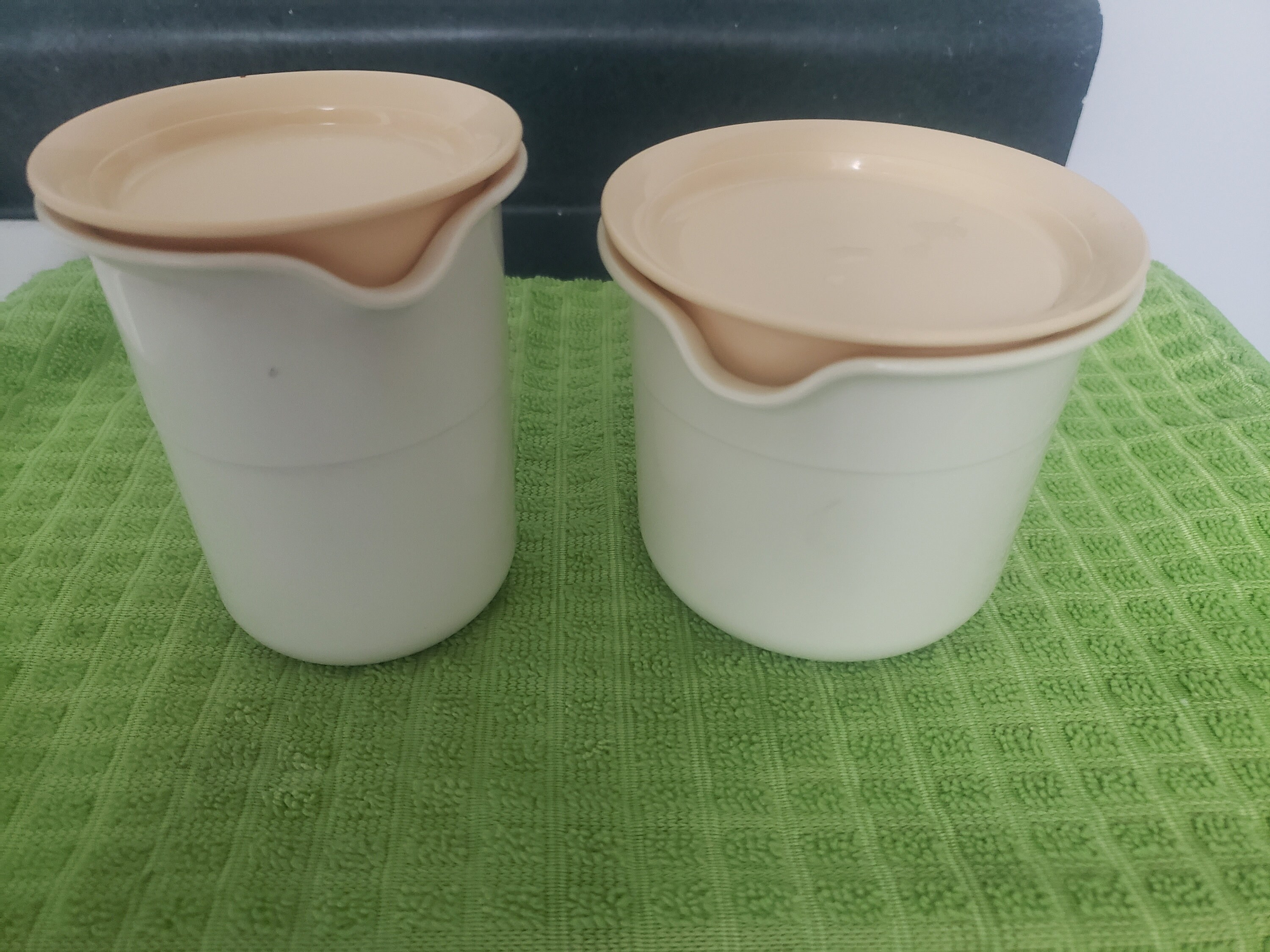 Tupperware Sugar (part of cream & sugar set) 1415-8 Vacuum Seal Lid ~  Almond ~