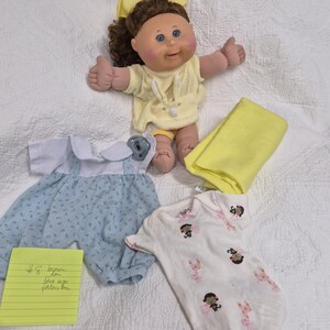 Cabbage Patch Doll mit braunem Pferdeschwanz und braunen Augen