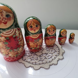 MATRYYOSHKA Russian  Nesting Doll x 5