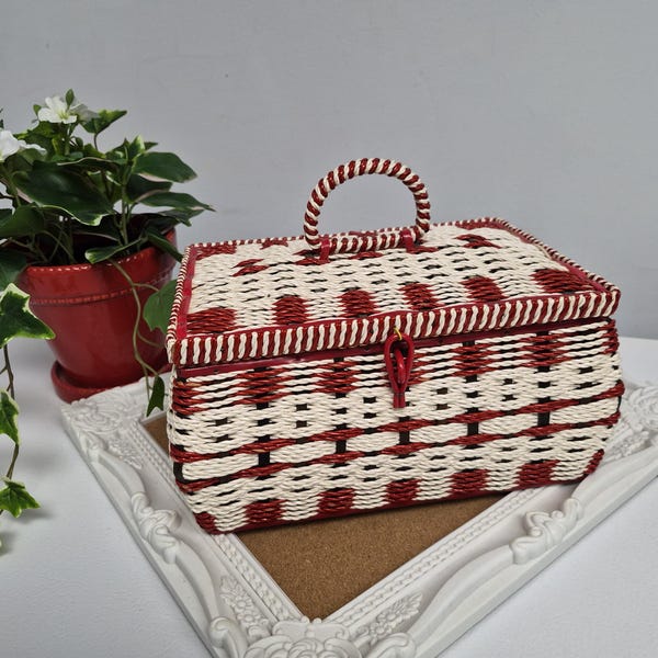 Cesta de costura vintage de ratán rojo y blanco