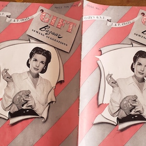 Puede incluir: Una portada de revista vintage con un fondo a rayas rosa y gris. La portada presenta a una mujer con una blusa blanca sosteniendo un proyecto de costura. El título de la revista es "Gift Bazaar Sewing Suggestions".