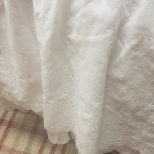 Biała spódnica łóżkowa z falbanką EYELET