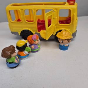 Fisher Price schoolbus en kleine mensen