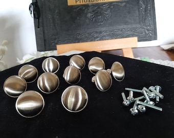 Poignées de tiroirs en argent brossé