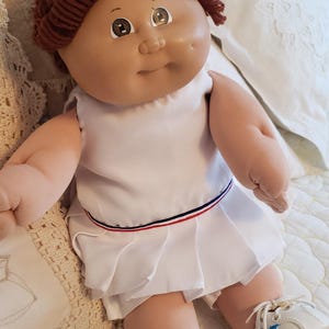 Cabbage Patch Puppe mit braunen Haaren und braunen Augen