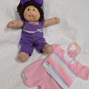 Cabbage Patch-pop met bruin haar en bruine ogen.