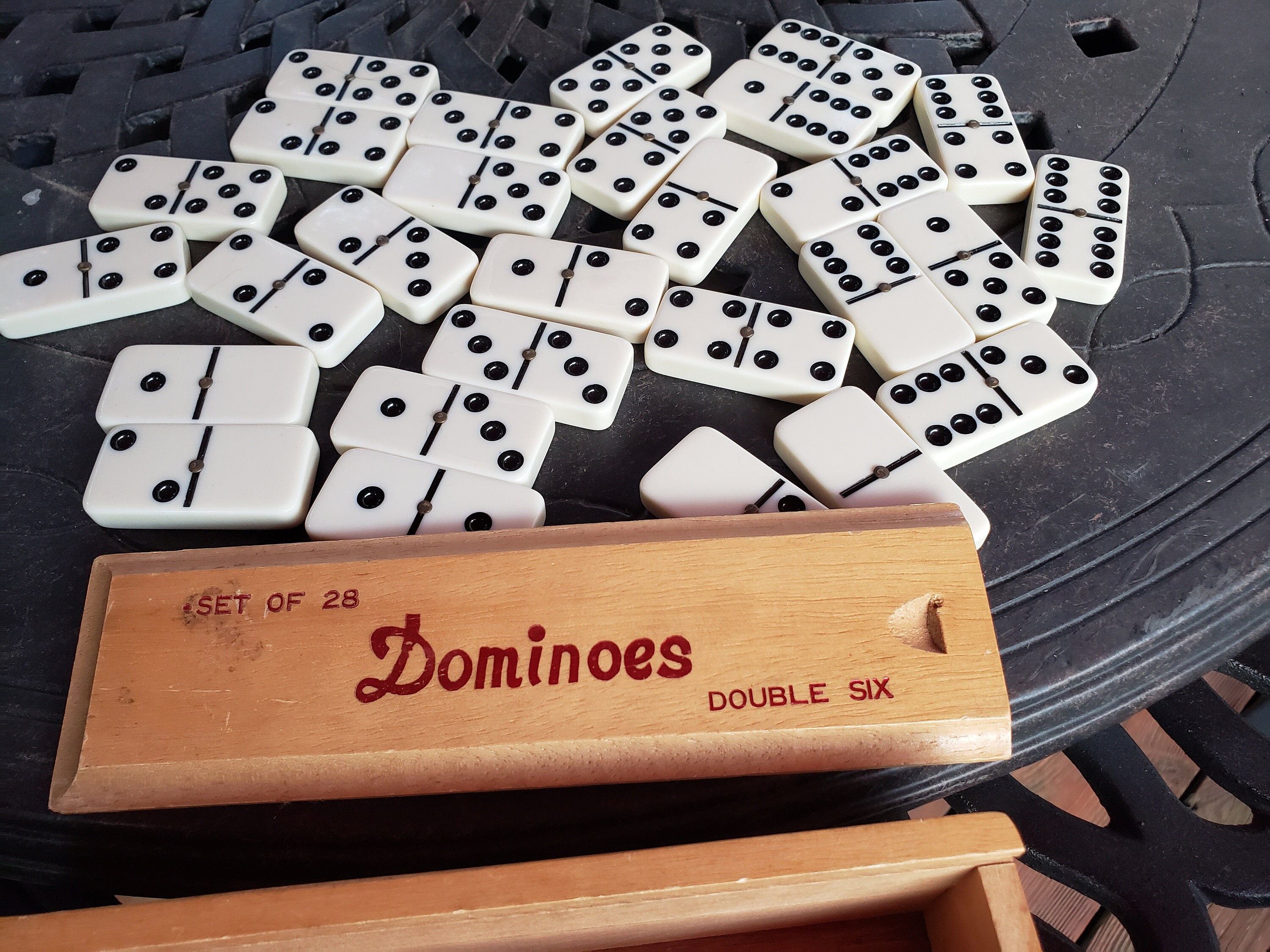 Jaques Jeu Domino Enfant Et Adultes - Club Double Six Domino Emfant dans  Une Boîte à Couvercle Coulissant en Bois : : Jeux et Jouets