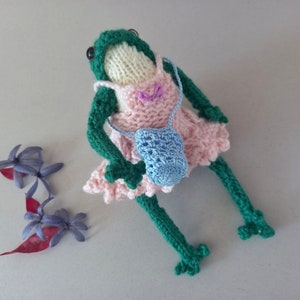 Handgestrickte Frosch Puppe einzigartiges Geschenk für Freund, Ballerina Puppe Sammelgeschenk Frosch mit Kleid und Tasche Niedliche Strumpffüller Taschenfroschpuppe