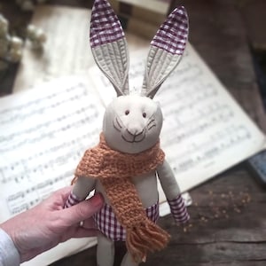 Conejito de tela hecho a mano: Conejo de peluche tradicional con bufanda de crochet