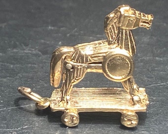 Solid 9ct Yellow Gold Trojan Horse Opens to reveal soldiers, Rare Heavy vintage Charm for bracelets / Pendant, 9k 375.  Weight approx 4.4g