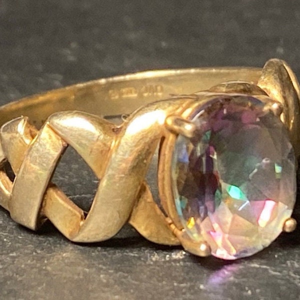 Solid 9ct Yellow Gold vintage ring with Colour Change Mystic Topaz Gemstone. Ring size 17.5. Weight approx 3.7g