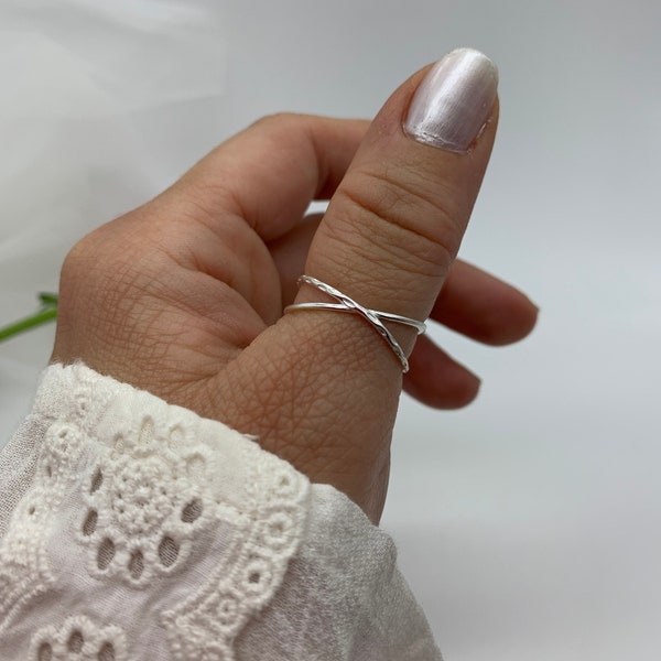 Bague minimaliste croix argentée - Bague ouverte réglable fine - Cadeaux pour la fête des Mères - Cadeau fête des Mères pour elle - Bijoux pour femme