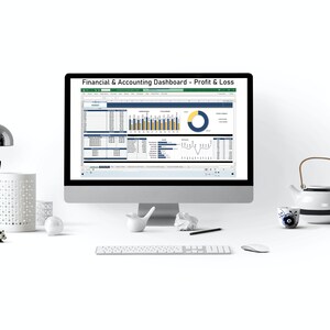 Pu&ograve; includere: Uno schermo di computer che mostra un foglio di calcolo con il titolo "Dashboard finanziario e contabile - Profitti e perdite". Il foglio di calcolo contiene grafici e diagrammi con dati su profitti e perdite. Il computer &egrave; su una scrivania bianca con una lampada, un portapenne, una teiera bianca, una tazza da t&egrave; blu e bianca e un paio di cuffie.