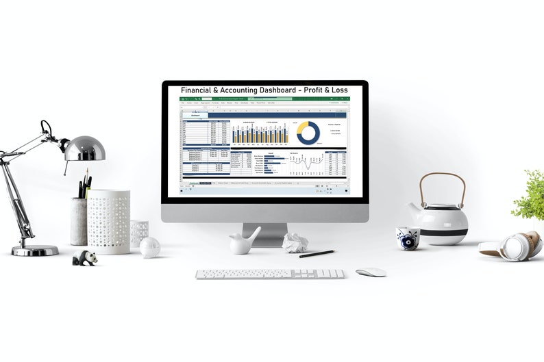 Pu&ograve; includere: Uno schermo di computer che mostra un foglio di calcolo con il titolo "Dashboard finanziario e contabile - Profitti e perdite". Il foglio di calcolo contiene grafici e diagrammi con dati su profitti e perdite. Il computer &egrave; su una scrivania bianca con una lampada, un portapenne, una teiera bianca, una tazza da t&egrave; blu e bianca e un paio di cuffie.
