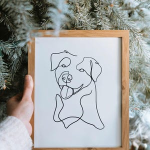 Pu&ograve; includere: Un disegno a linea nera e bianca incorniciato di una testa di cane con la lingua che sporge. Il cane sorride.
