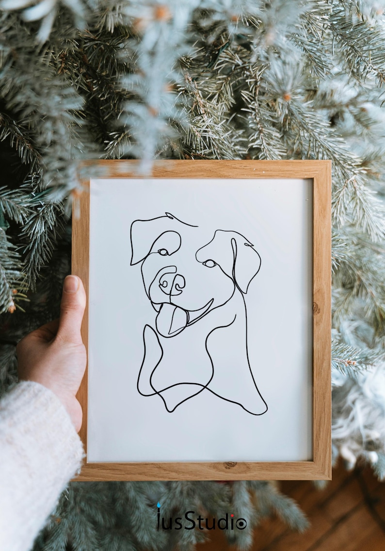 Pu&ograve; includere: Un disegno a linea nera e bianca incorniciato di una testa di cane con la lingua che sporge. Il cane sorride.