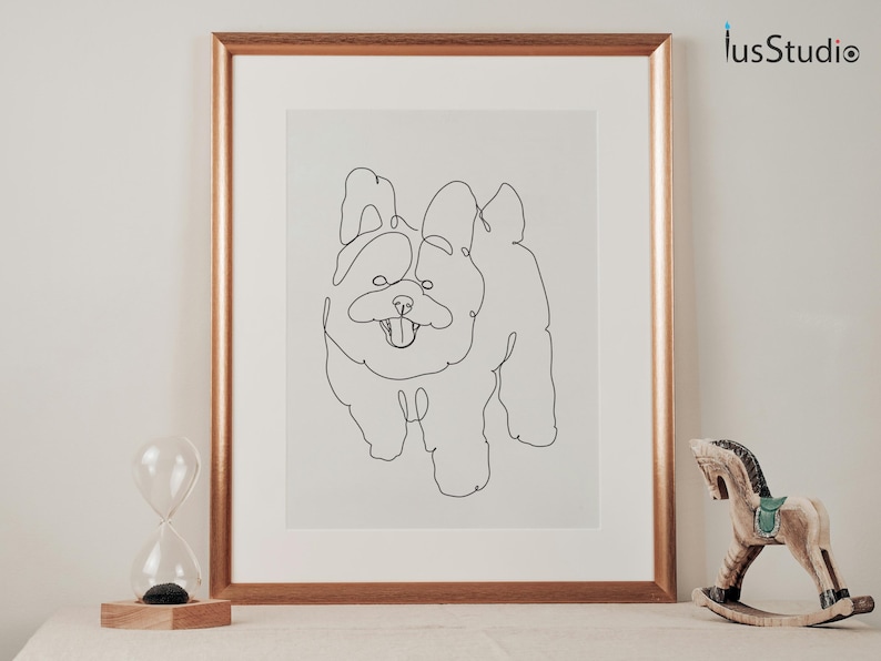 Pu&ograve; includere: Un disegno a linea nera e bianca di un cane con la lingua di fuori, incorniciato in una cornice dorata.