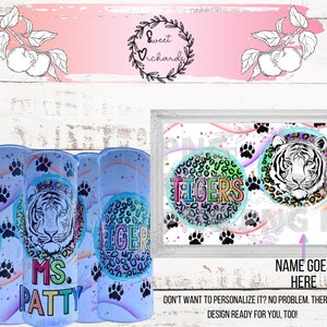 Puede incluir: Tres vasos azules y blancos con un diseño de cabeza de tigre y huellas de patas. Los vasos tienen el texto "MS. PATTY" y "TIGERS" en colores arcoíris. El fondo es azul claro con remolinos blancos y huellas de patas.