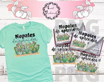 Peut inclure: Un t-shirt turquoise avec le texte "Nopales de aprender" et une illustration aquarelle de cactus. Le texte est également sur un livre avec une illustration de cactus.