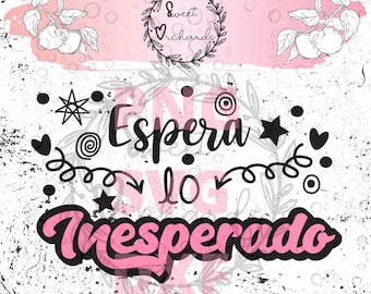 May include: Black and white graphic design with the text "Espera lo inesperado" in pink. The design includes a star, hearts, swirls, and floral elements. The background is a pink watercolor wash with white speckles.