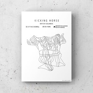 Könnte beinhalten: Eine Schwarzweiß-Linienkarte des Skigebiets Kicking Horse in British Columbia. Die Karte zeigt die Anordnung der Skipisten und Lifte. Der Text "Kicking Horse", "British Columbia", "24 ft avg snowfall", "120+ runs", "8218 ft top elevation", und "4314 ft vertical" ist auf der Karte enthalten.