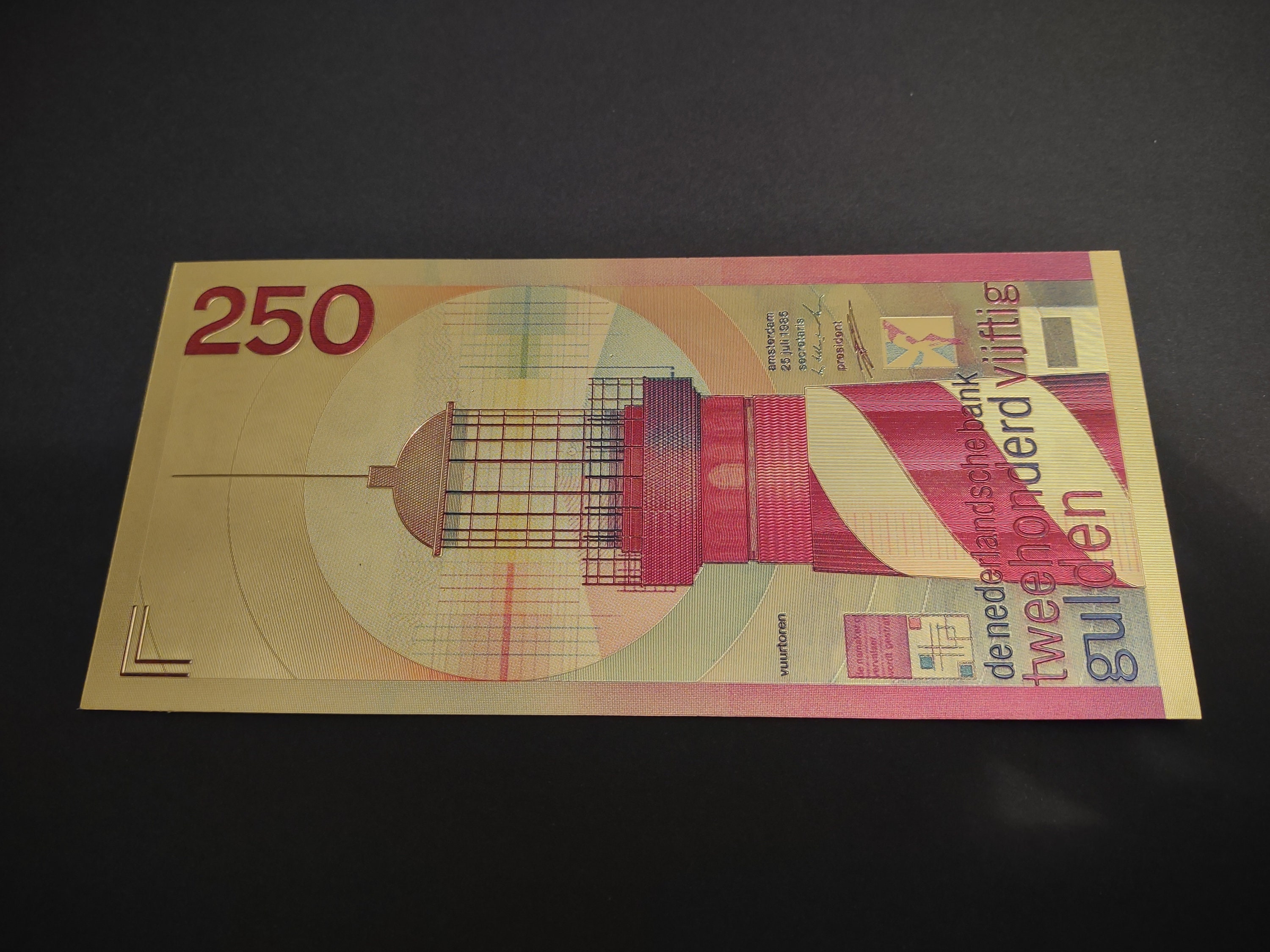 250 ギルダーの金の装飾紙幣、1985 年、灯台 - 法定通貨では