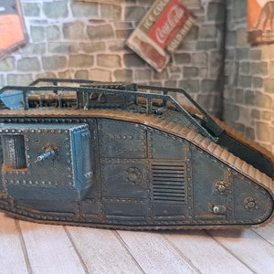 Op de afbeelding: Een donkergroen model van een tank uit de Eerste Wereldoorlog met een bruin rupsband en een gedetailleerd ontwerp. De tank is gemaakt van metaal en heeft een realistische uitstraling.