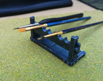 Soporte para pinceles / Diseño de cepo medieval / Accesorio impreso en 3D para aficionados y pintura en miniatura