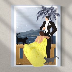 Peut inclure: Un couple se tient sur un balcon surplombant une ville la nuit. La femme porte une robe jaune et l'homme porte un smoking. Deux chats noirs sont au premier plan.