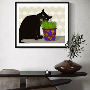 Peut inclure: Un chat noir aux yeux verts mange de l'herbe dans un pot bleu et orange &agrave; motifs floraux. Le chat est assis sur un fond beige &agrave; motifs g&eacute;om&eacute;triques. Le texte "FROM BE" est visible dans le coin inf&eacute;rieur droit de l'image.