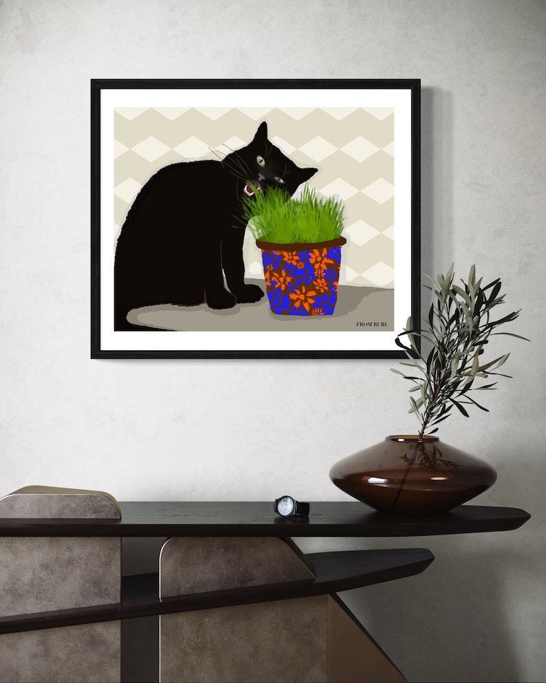 Peut inclure: Un chat noir aux yeux verts mange de l'herbe dans un pot bleu et orange &agrave; motifs floraux. Le chat est assis sur un fond beige &agrave; motifs g&eacute;om&eacute;triques. Le texte "FROM BE" est visible dans le coin inf&eacute;rieur droit de l'image.