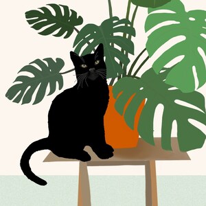 以下が含まれることがあります： オレンジ色の鉢植えのモンステラ植物の前にある木製のテーブルに黒い猫が座っています。植物は大きく緑の葉を持っています。