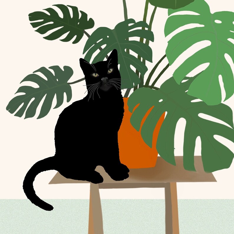以下が含まれることがあります： オレンジ色の鉢植えのモンステラ植物の前にある木製のテーブルに黒い猫が座っています。植物は大きく緑の葉を持っています。