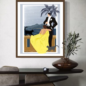 Peut inclure: Une illustration encadr&eacute;e d'un couple debout sur un balcon surplombant une ville. La femme porte une robe jaune et l'homme porte un smoking. Il y a deux chats noirs sur l'image, l'un assis sur le balcon et l'autre marchant au premier plan.