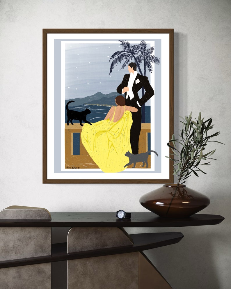 Peut inclure: Une illustration encadr&eacute;e d'un couple debout sur un balcon surplombant une ville. La femme porte une robe jaune et l'homme porte un smoking. Il y a deux chats noirs sur l'image, l'un assis sur le balcon et l'autre marchant au premier plan.