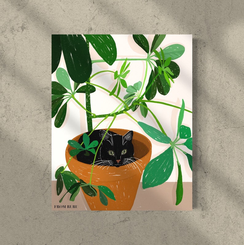 Pu&ograve; includere: Un gatto nero &egrave; rannicchiato dentro un vaso di terracotta, circondato da un lussureggiante fogliame verde. Gli occhi del gatto sono chiusi e sembra dormire pacificamente. Il vaso &egrave; appoggiato su una superficie bianca e le foglie della pianta si allungano verso la luce.