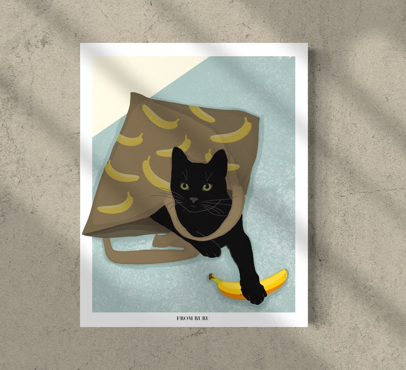 K&ouml;nnte beinhalten: Eine schwarze Katze mit gelben Augen sitzt in einer braunen Tragetasche mit Bananenmuster. Die Katze h&auml;lt eine gelbe Banane in ihren Pfoten. Die Tasche befindet sich auf einem hellblauen Hintergrund. Der Text "FROM RURU" befindet sich am unteren Rand des Bildes.