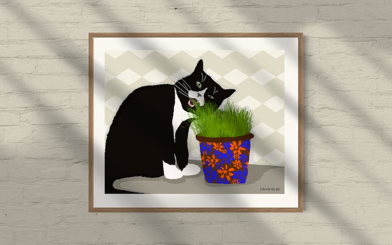 Peut inclure: Un chat noir et blanc aux yeux verts mange de l'herbe verte dans un pot. Le pot a un motif floral bleu et orange. L'arri&egrave;re-plan est beige clair avec un motif en chevron.