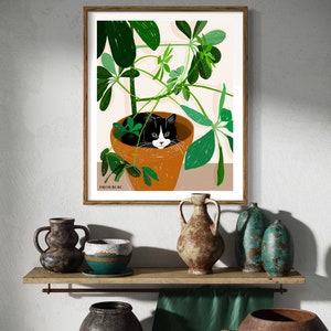 Pu&ograve; includere: Un gatto bianco e nero &egrave; rannicchiato in un vaso di piante verdi e frondose. Il gatto guarda direttamente lo spettatore. L'immagine &egrave; incorniciata in una cornice di legno marrone. Il testo "FROM RU RU" &egrave; stampato nell'angolo in basso a sinistra dell'immagine.
