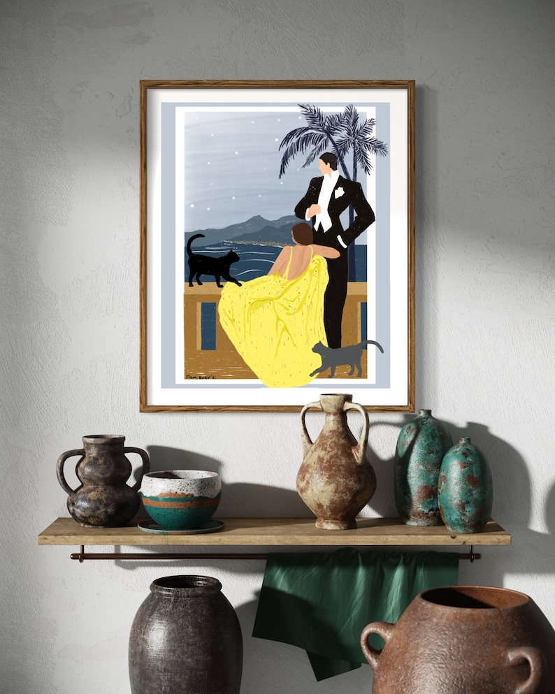 Peut inclure: Une illustration encadr&eacute;e d'un couple debout sur un balcon surplombant une ville la nuit. La femme porte une robe jaune et l'homme porte un smoking. Il y a deux chats noirs sur l'image.