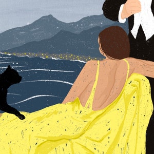 Peut inclure: Une femme en robe jaune est assise sur un balcon donnant sur une ville illumin&eacute;e la nuit. Un homme en smoking se tient derri&egrave;re elle, et un chat noir est assis sur le sol du balcon.