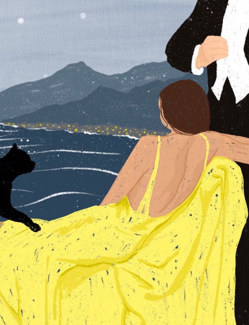 Peut inclure: Une femme en robe jaune est assise sur un balcon donnant sur une ville illumin&eacute;e la nuit. Un homme en smoking se tient derri&egrave;re elle, et un chat noir est assis sur le sol du balcon.
