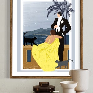 Peut inclure: Une illustration encadr&eacute;e d'un couple debout sur un balcon surplombant une ville la nuit. La femme porte une robe jaune et l'homme porte un smoking. Il y a deux chats noirs sur l'image, l'un assis sur le balcon et l'autre marchant sur le sol. L'image est sign&eacute;e "Fram Burda 21".