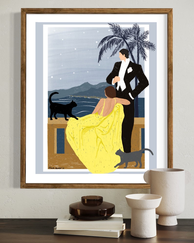 Peut inclure: Une illustration encadr&eacute;e d'un couple debout sur un balcon surplombant une ville la nuit. La femme porte une robe jaune et l'homme porte un smoking. Il y a deux chats noirs sur l'image, l'un assis sur le balcon et l'autre marchant sur le sol. L'image est sign&eacute;e "Fram Burda 21".