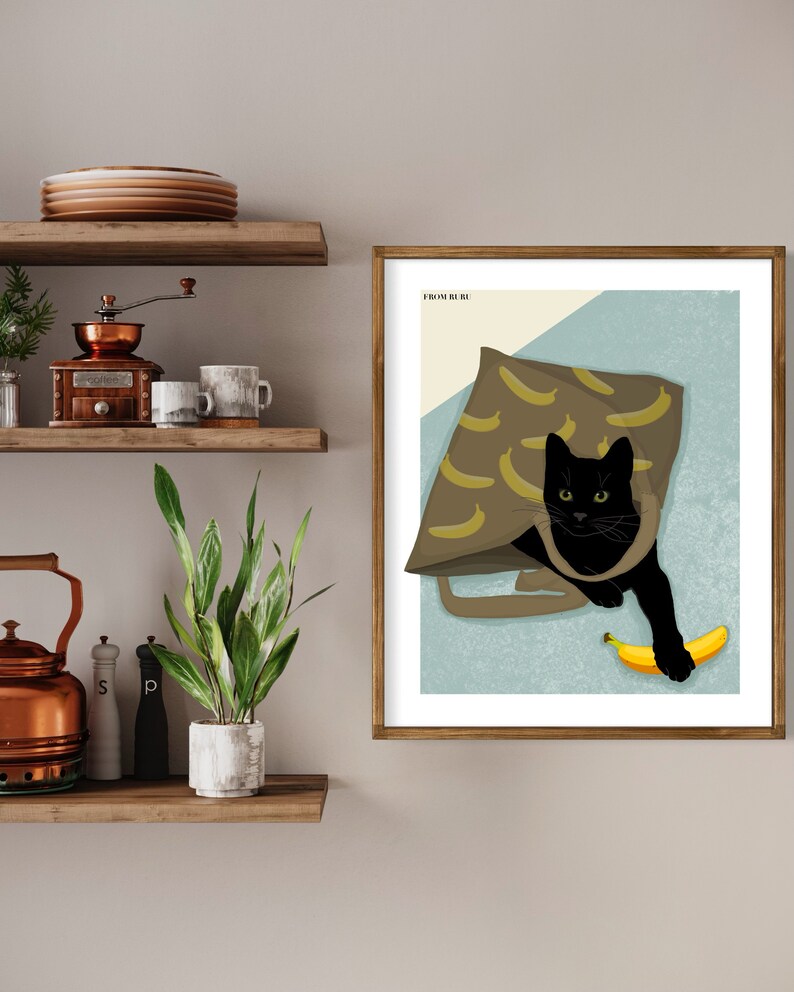 K&ouml;nnte beinhalten: Eine schwarze Katze mit gr&uuml;nen Augen sitzt in einer braunen Tasche mit Bananenmuster. Die Katze h&auml;lt eine gelbe Banane in ihrer Pfote. Die Tasche befindet sich auf einem hellblauen Hintergrund. Das Bild tr&auml;gt den Titel "From Me To You".