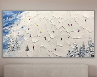 Puede incluir: Una pintura blanca texturizada que representa una escena de montaña nevada con esquiadores y snowboarders con ropa colorida. La pintura está enmarcada y colgada en una pared de una sala de estar moderna.