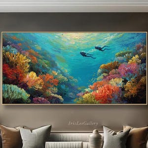 Pode incluir: Pintura a óleo de uma cena subaquática com dois mergulhadores acima de um recife de coral colorido. O recife apresenta cores vermelhas, laranja, amarelas e roxas. A água é de um turquesa claro e a pintura é emoldurada em ouro. A obra está numa sala de estar.