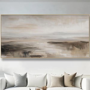 Puede incluir: Pintura abstracta de paisaje en tonos de marrón, beige y blanco. La pintura presenta una línea de horizonte con un cielo nublado arriba y un campo de pinceladas marrones y beige abajo.
